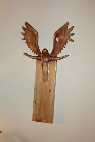 Anděl - vystupující ze dřeva 